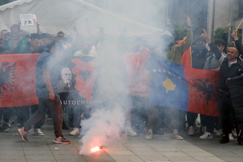 &copy; Reuters. Albanenses protestam em ponte de Mitrovica, Kosovo
01/06/2023
REUTERS/Ognen Teofilovski