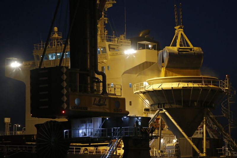 &copy; Reuters. FOTO DE ARCHIVO: Una vista nocturna muestra el carguero Zhong Xin Pearl que descarga soja en el puerto de Nantes Saint-Nazaire en Donges, Francia. 13 de octubre, 2015. REUTERS/Stephane Mahe