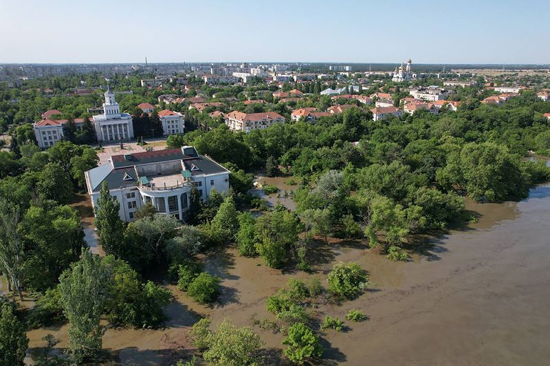 © Reuters. Floodwaters reach the centre of Nova Kakhovka after the nearby dam was breached in the course of Russia-Ukraine conflict, in the Kherson Region, Russian-controlled Ukraine, June 6, 2023. Alexey Konovalov/TASS/Handout?via REUTERS 