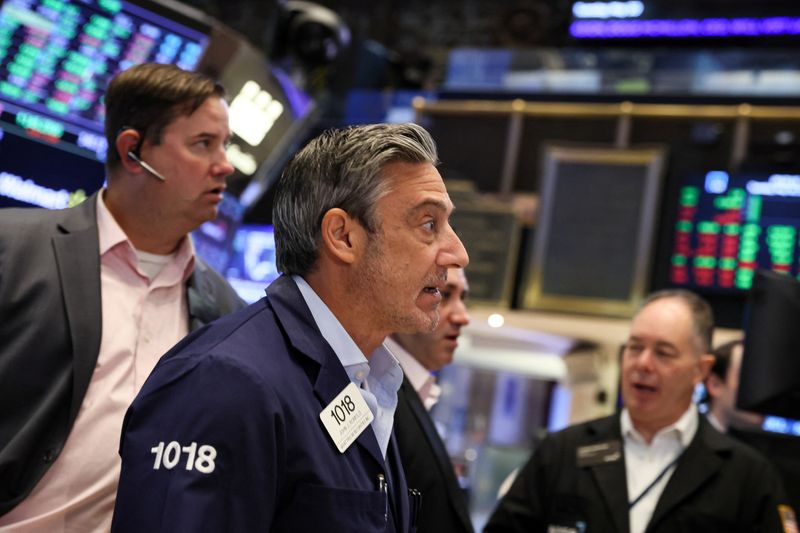 © Reuters. Traders work on the floor of the New York Stock Exchange (NYSE) in New York City, U.S., May 30, 2023.  REUTERS/Brendan McDermid