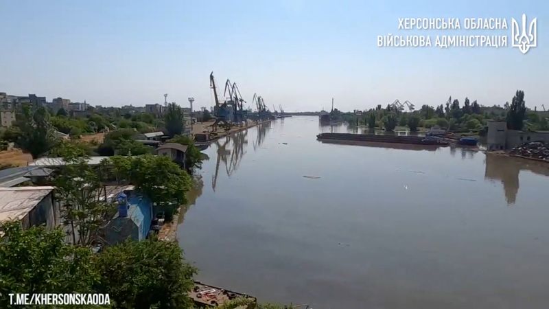 &copy; Reuters. منظر عام لفيضان في ميناء خيرسون بأوكرانيا يوم الثلاثاء. صورة لرويترز من مقطع مصور من إدارة منطقة خيرسون. 