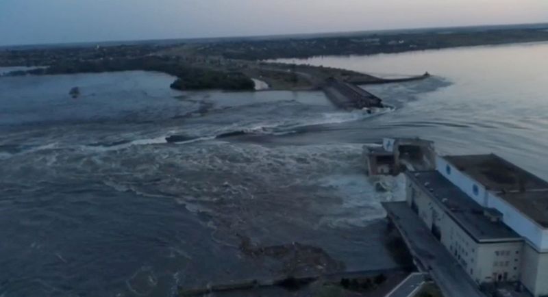 &copy; Reuters. Una vista generale della diga di Nova Kakhovka che è stata distrutta nella regione di Kherson, in Ucraina, il 6 giugno 2023 in questo screenshot tratto da un video ottenuto da Reuters/via REUTERS