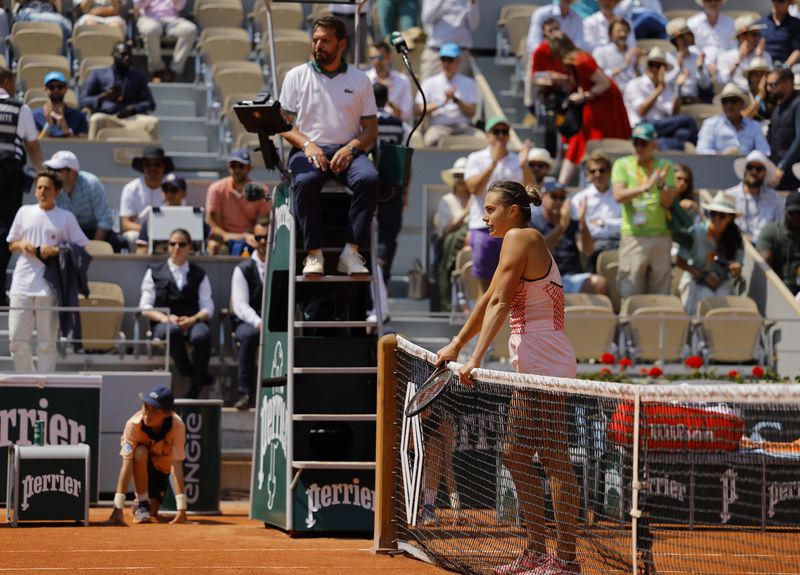 &copy; Reuters. Sabalenka espera na rede pela ucraniana Elina Svitolina depois de vencer sua partida das quartas de final
06/06/2023
REUTERS/Clodagh Kilcoyne