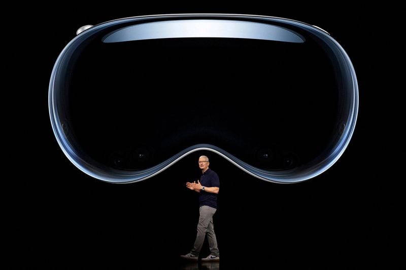 &copy; Reuters. CEO da Apple, Tim Cook, fala sob uma imagem do Apple Vision Pro no Apple Park em Cupertino, Califórnia, EUA
05/06/2023
Joe Pugliese/Apple Inc./Handout via REUTERS 