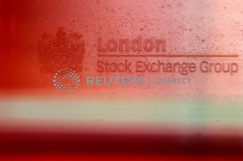 &copy; Reuters. Ônibus passa na frente da Bolsa de Londres
09/02/2011.   REUTERS/Luke MacGregor/File Photo