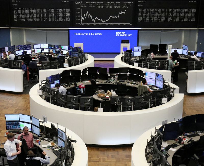 &copy; Reuters. شاشات تعرض بيانات من مؤشر داكس الألماني في بورصة فرانكفورت يوم الثلاثاء. تصوير رويترز.


