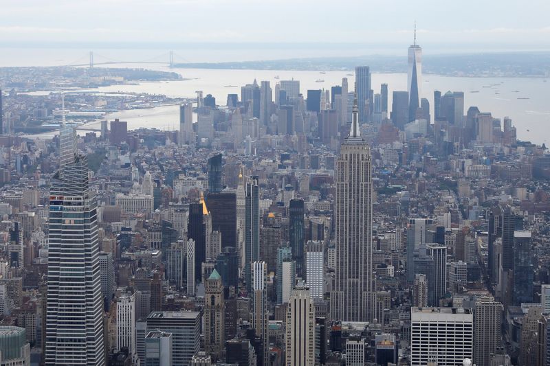 &copy; Reuters. FILE PHOTO: The skyline is seen in Manhattan, New York City, U.S., August 21, 2021. REUTERS/Andrew Kelly