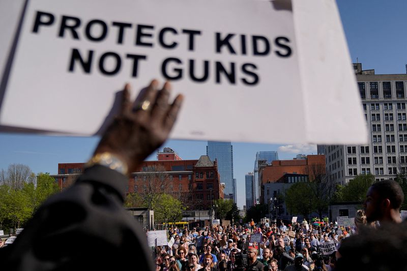 © Reuters. FILE PHOTO: Protesters gather after the Republican majority Tennessee House of Representatives voted to expel two Democratic members for their roles in a gun control demonstration on the statehouse floor, outside the Historic Metro Courthouse in Nashville, Tennessee, U.S., April 10, 2023. REUTERS/Cheney Orr