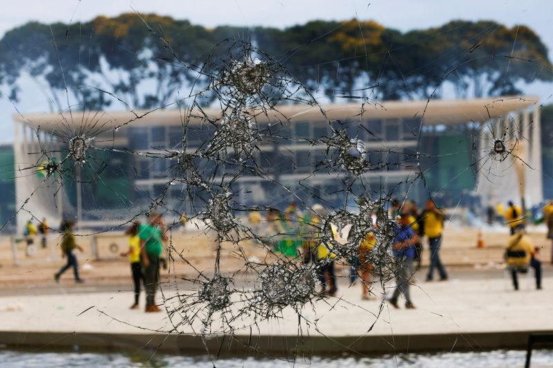 &copy; Reuters. Vista de dentro de vidraça do Palácio do Planalto destruída após os atos antidemocráticos de 8 de janeiro promovidos por apoiadores do ex-presidente Jair Bolosnaro
08/01/2023
REUTERS/Adriano Machado