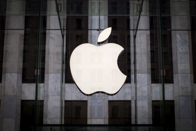 &copy; Reuters. FILE PHOTO: An Apple logo hangs above the entrance to the Apple store on 5th Avenue in the Manhattan borough of New York City, July 21, 2015. REUTERS/Mike Segar/