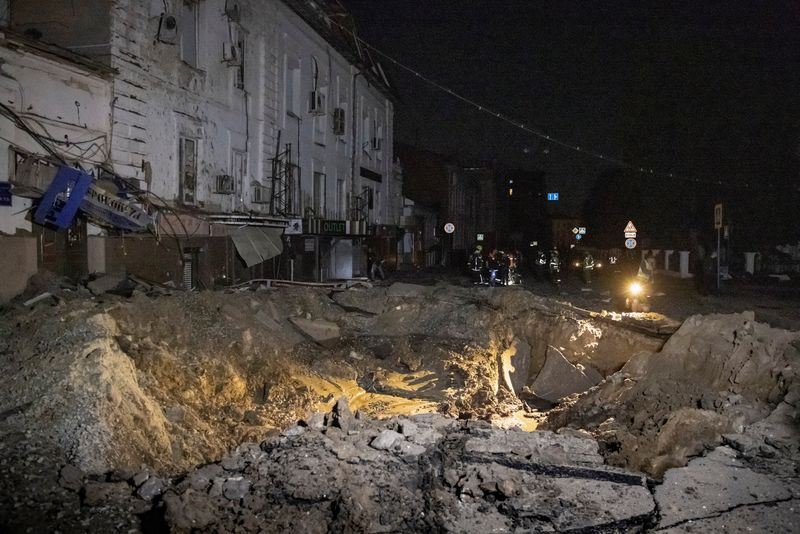 &copy; Reuters. مشهد يظهر حفرة خلفها قصف روسي بوسط منطقة خاركيف الأوكرانية يوم الثلاثاء. تصوير: ينهن تيتوف - رويترز.
