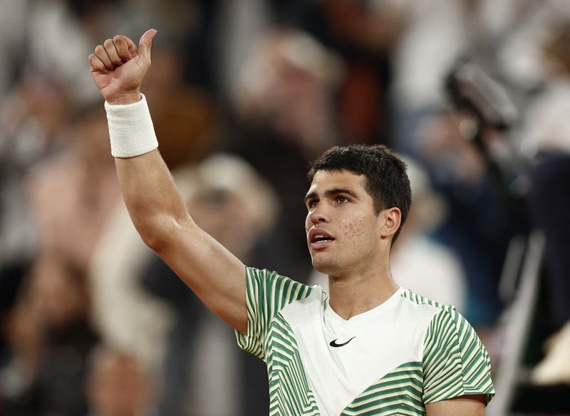 &copy; Reuters. Alcaraz comemora vitória contra Tsitsipas em Roland Garros
06/06/2023
REUTERS/Benoit Tessier