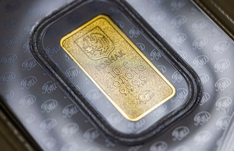 &copy; Reuters. سبيكة من الذهب في أحد فروع شركة جوزناك الروسية يوم 22 مايو أيار 2023. تصوير: مكسيم شميتوف - رويترز.