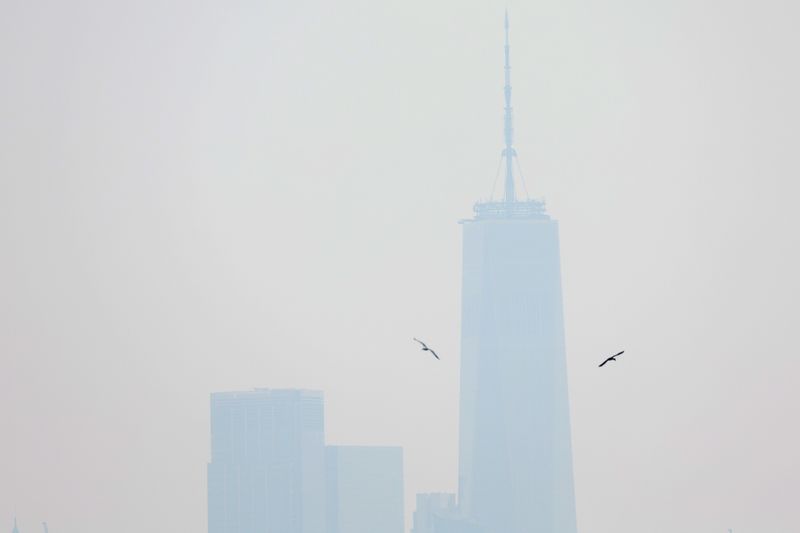 © Reuters. The One World Trade Center tower in lower Manhattan is shrouded in haze and smoke which drifted south from wildfires in Canada, in New York City, New York, U.S., June 6, 2023. REUTERS/Mike Segar 