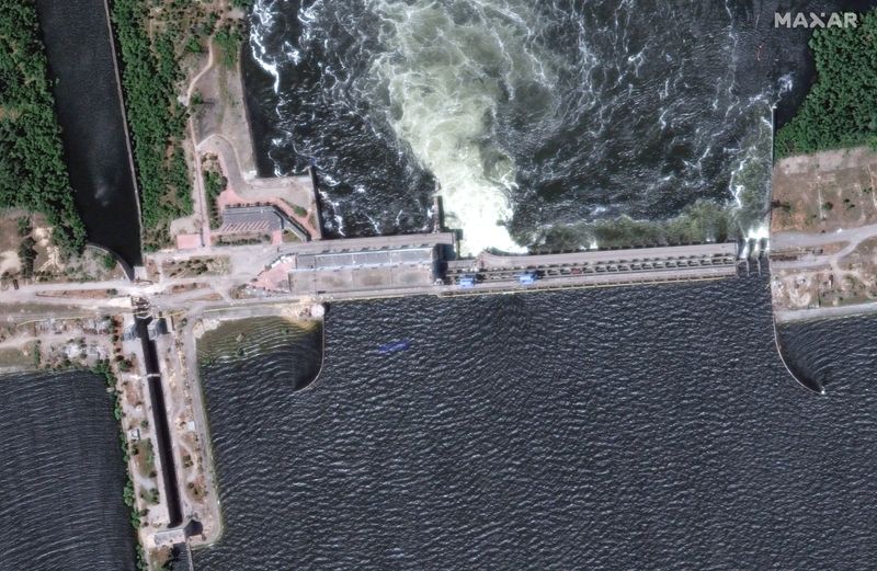 &copy; Reuters. صورة التقطت بالقمر الصناعي تظهر مشهدا مقربا لسد نوفا كاخوفكا ومنشأة للطاقة الكهرومائية في أوكرانيا في صورة حصلت عليها رويترز يوم الثلاثاء 