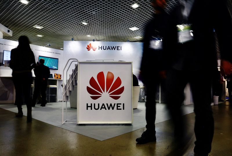 &copy; Reuters. Photo d'archives du logo Huawei au World Artificial Intelligence Cannes Festival (WAICF) à Cannes. /Photo prise le10 février 2023 à Cannes, en France/REUTERS/Eric Gaillard 