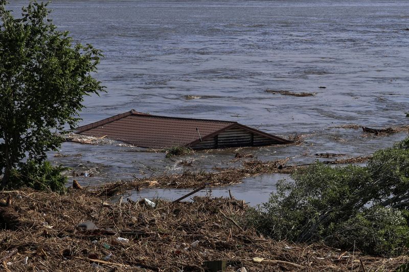 &copy; Reuters. سقف منزل غارق جراء فيضانات بسبب دمار بسد نوفا كاخوفكا في منطقة خيرسون بأوكرانيا في السادس من يونيو حزيران 2023. تصوير: إيفان أنتيبنكو - رويترز.