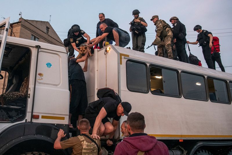&copy; Reuters. Les sauveteurs évacuent les résidents après la rupture du barrage de Nova Kakhovka. /Photo prise le 6 juin 2023 à Kherson, en Ukraine/REUTERS/Vladyslav Musiienko