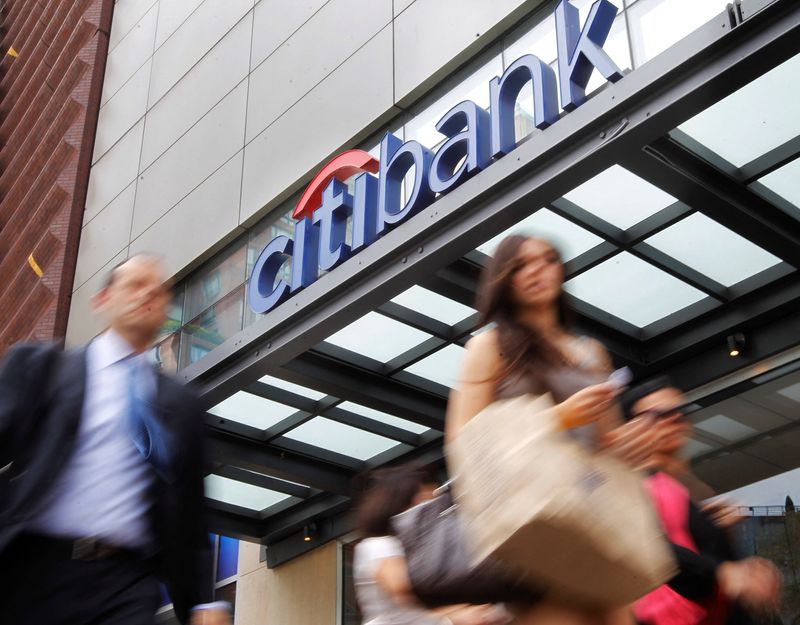 &copy; Reuters. FILE PHOTO: People walk past a Citibank branch in New York August 21, 2012. REUTERS/Brendan McDermid (UNITED STATES  - Tags: BUSINESS)/File Photo