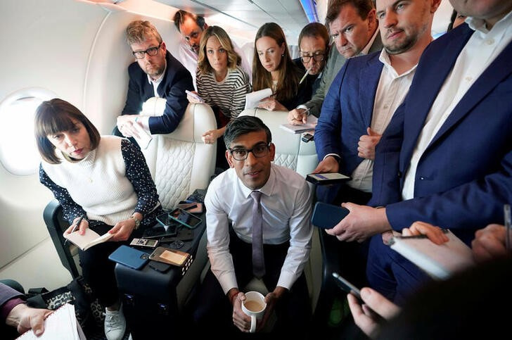 &copy; Reuters. British Prime Minister Rishi Sunak holds a huddle with political journalists on board a government plane as he heads to Washington, U.S., June 6, 2023. Niall Carson/Pool via REUTERS