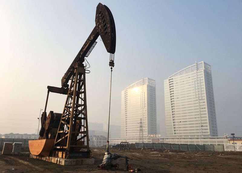 &copy; Reuters. FOTO DE ARCHIVO: Un extractor de petróleo en el campo petrolífero Shengli operado por Sinopec en Dongying, provincia de Shandong, China 12 de enero de 2017.  REUTERS/Chen Aizhu