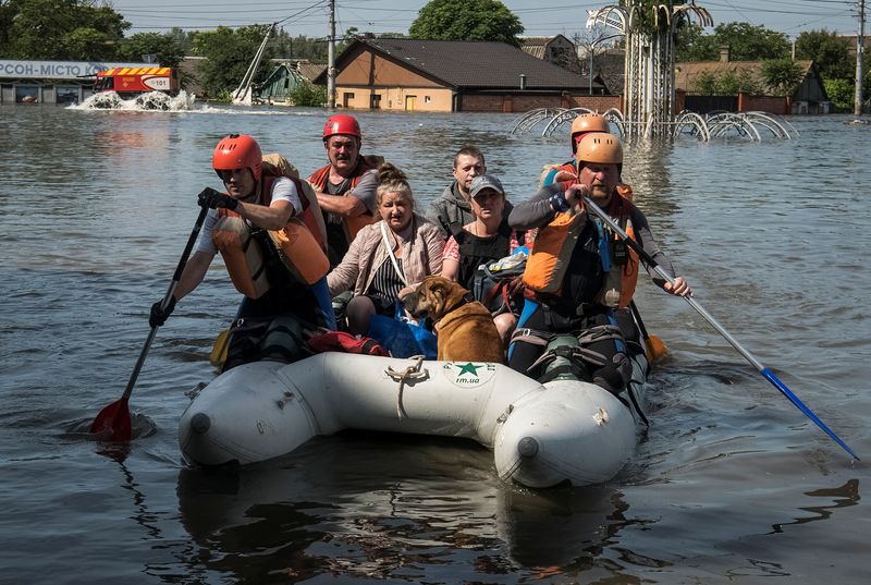 &copy; Reuters. Rescuers evacuate local residents from a flooded area after the Nova Kakhovka dam breached, amid Russia's attack on Ukraine, in Kherson, Ukraine June 7, 2023. REUTERS/Vladyslav Musiienko