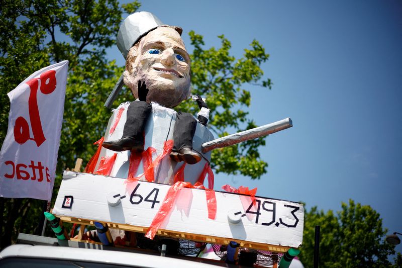 &copy; Reuters. FOTO DE ARCHIVO: Una figura gigante del presidente francés Emmanuel Macron en una cazuela durante una protesta contra la reforma de las pensiones en París, Francia, el 6 de junio de 2023. REUTERS/Sarah Meyssonnier