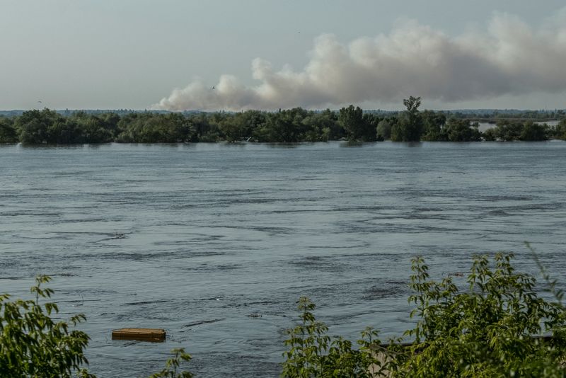 &copy; Reuters. نفايات في نهر دنيبرو الذي غمرته المياه بعد تدمير سد نوفا كاخوفكا في منطقة خيرسون بأوكرانيا يوم الأربعاء. تصوير: فلاديسلاف موسيينكو - رويترز.