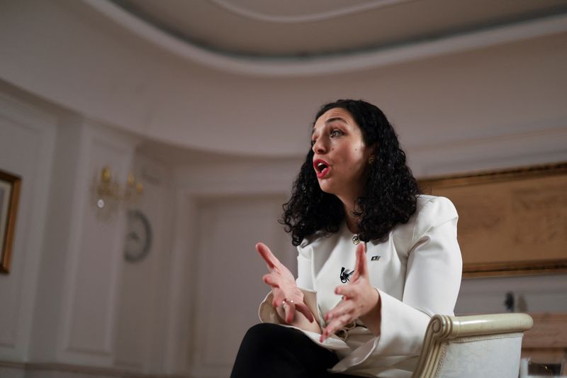 &copy; Reuters. La presidenta de Kosovo, Vjosa Osmani-Sadriu, habla durante una entrevista con Reuters en Pristina, Kosovo, el 6 de junio de 2023. REUTERS/Fatos Bytyci