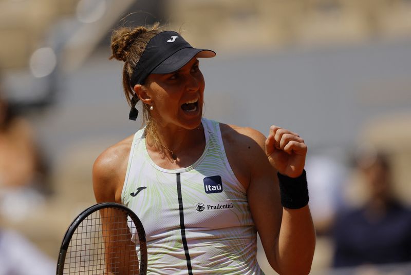 © Reuters. Bia Haddad Maia durante partida contra Ons Jabeur pelas quartas de final de Roland Garros
07/06/2023 REUTERS/Clodagh Kilcoyne