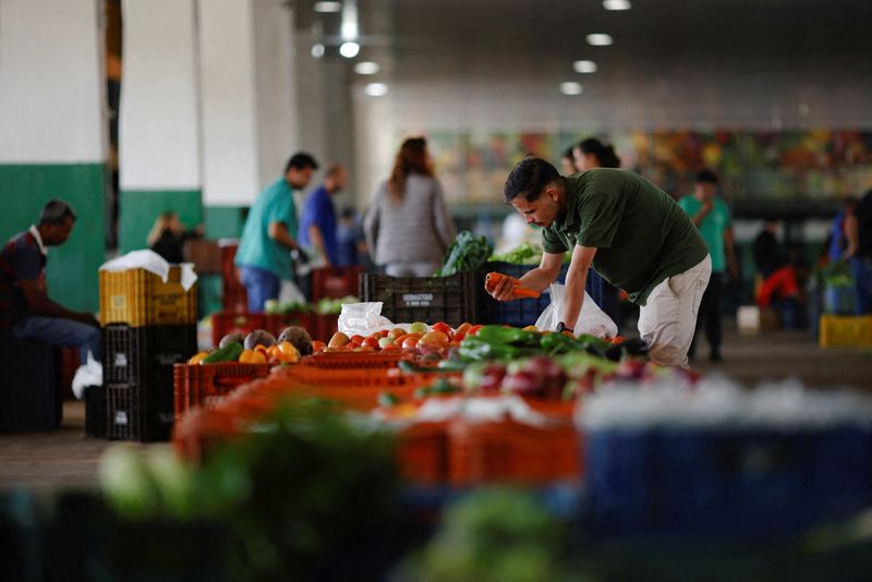 &copy; Reuters. FOTO DE ARCHIVO: Un vendedor es visto en su puesto de verduras en el centro de abastecimiento (CEASA) en Brasilia, Brasil. 9 de mayo, 2023. REUTERS/Adriano Machado