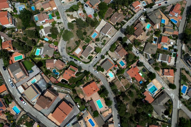 &copy; Reuters. FILE PHOTO: A view shows swimming pools adjacent to houses, as drinking water supplies have plunged to their lowest level since 1990 due to extreme drought, in Vacarisses, Spain May 4, 2023. REUTERS/Nacho Doce