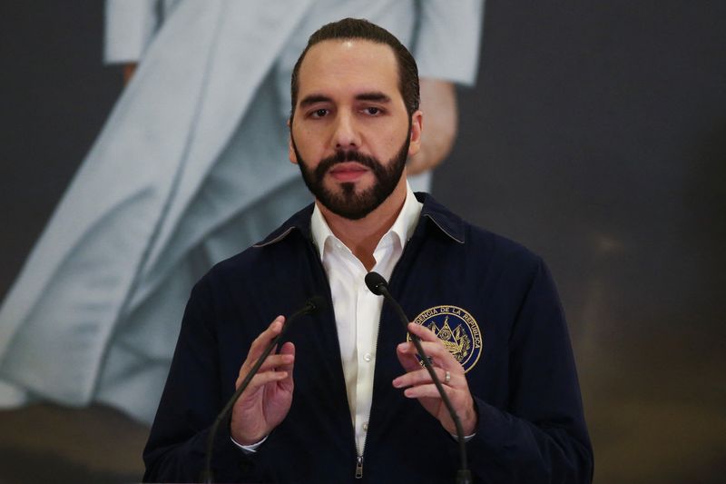 &copy; Reuters. Imagen de archivo del presidente de El Salvador, Nayib Bukele, durante una conferencia de prensa en San Salvador. 28 de junio de 2022. REUTERS/José Cabezas