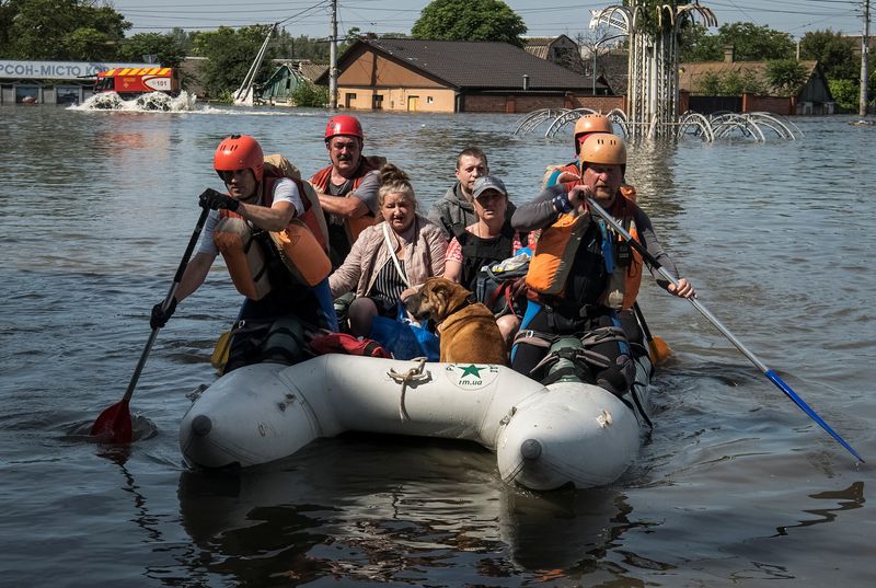 &copy; Reuters. Socorristas ajudam a evacuar moradores de área inundada, em Kherson, Ucrânia
07/06/2023
REUTERS/Vladyslav Musiienko