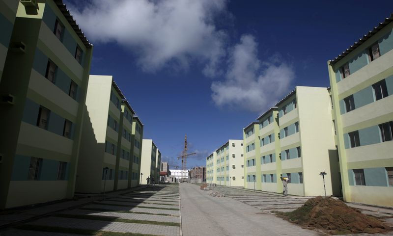 © Reuters. Construção de habitações populares do programa 