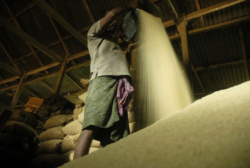 &copy; Reuters. Trabalhador em processadora de arroz em Ranibazar
REUTERS/Jayanta Dey