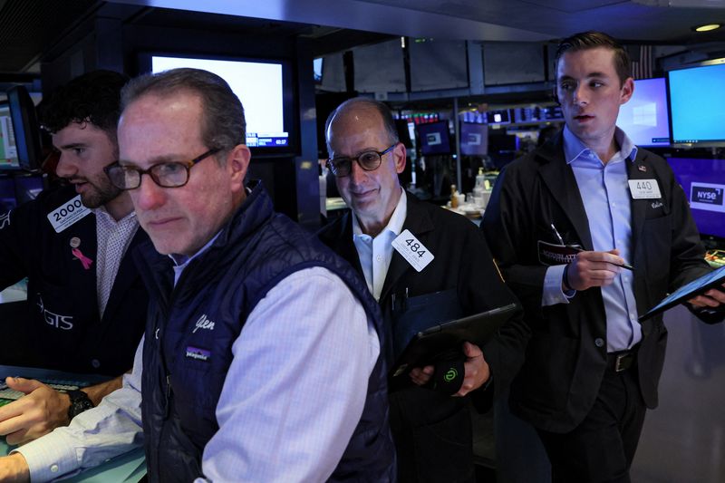 © Reuters. Traders work on the floor of the New York Stock Exchange (NYSE) in New York City, U.S., May 10, 2023.  REUTERS/Brendan McDermid