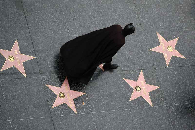 &copy; Reuters. Pessoa vestida de Batman na Calçada da Fama em Hollywood, Los Angeles, EUA 
12/11/2017
REUTERS/Lucy Nicholson