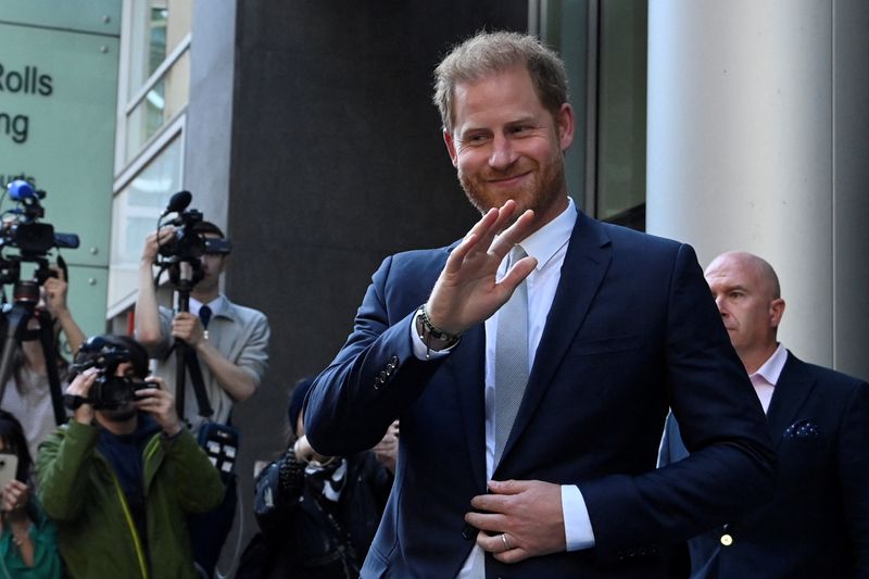 © Reuters. Britain's Prince Harry, Duke of Sussex, waves as he departs the Rolls Building of the High Court in London, Britain June 7, 2023. REUTERS/Toby Melville