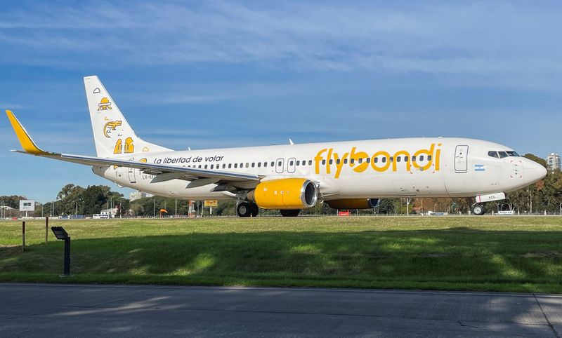 © Reuters. A Flybondi Boeing 737 airplane is pictured before taking off at the Aeroparque-Jorge Newbery Airport, in Buenos Aires, Argentina June 7, 2023. REUTERS/Miguel Lo Bianco