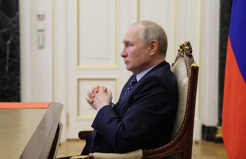 © Reuters. الرئيس الروسي فلاديمير بوتين يرأس اجتماعا مع أعضاء مجلس الأمن الروسي عبر رابط فيديو في موسكو يوم 2 يونيو حزيران 2023. صورة لرويترز من وكالة سبوتنيك للأنباء.