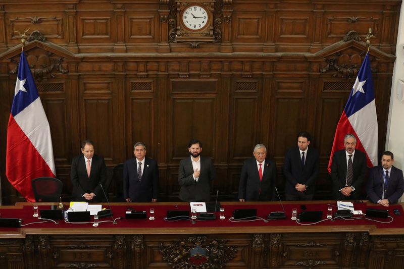 &copy; Reuters. Chile’s President Gabriel Boric sings the national anthem during the first session to draft a new constitution, in Santiago, Chile, June 7, 2023. REUTERS/Ivan Alvarado