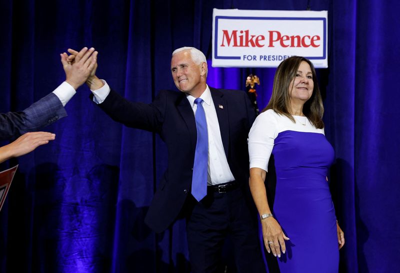 © Reuters. Former U.S. Vice President Mike Pence is greeted by supporters as he arrives with his wife Karen to make a U.S. presidential campaign announcement kicking off his race for the 2024 Republican presidential nomination at a Future Farmers of America 