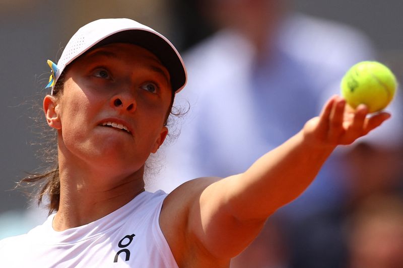 &copy; Reuters. La polaca Iga Swiatek en acción durante el partido de cuartos de final del Abierto de Francia ante la estadounidense Coco Gauff, en Roland Garros, París, Francia - Junio 7, 2023 REUTERS/Kai Pfaffenbach