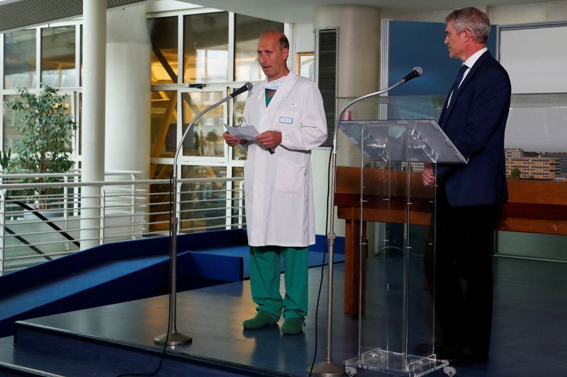© Reuters. Sergio Alfieri speaks with the media at the Gemelli Hospital where Pope Francis undergoes the abdominal surgery, in Rome, Italy, June 7, 2023. REUTERS/Remo Casilli