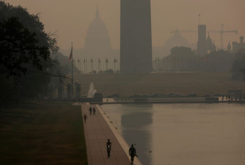 &copy; Reuters. FILE PHOTO: Smoke from wildfires in Canada blankets the Lincoln Memorial Reflecting Pool and the National Mall in Washington, U.S., June 7, 2023. REUTERS/Leah Millis