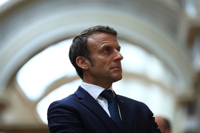 &copy; Reuters. French President Emmanuel Macron looks at paintings as he visits the exhibition "Naples in Paris" at the Louvre museum in Paris, France June 7, 2023. Aurelien Morissard/Pool via REUTERS