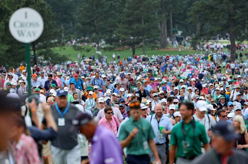 © Reuters. Patrons leave the course as play is suspended due to inclement weather conditions during the second round of The Masters at the Augusta National Golf Club, April 7, 2023. REUTERS/Mike Segar