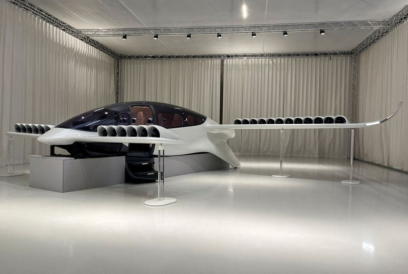 © Reuters. FILE PHOTO: A full-size mock-up of an electrically powered Lilium Jet air taxi is seen in a presentation bay inside a hangar at the German company’s headquarters in Oberpfaffenhofen airport outside Munich, Germany, December 2, 2022. REUTERS/Tim Hepher