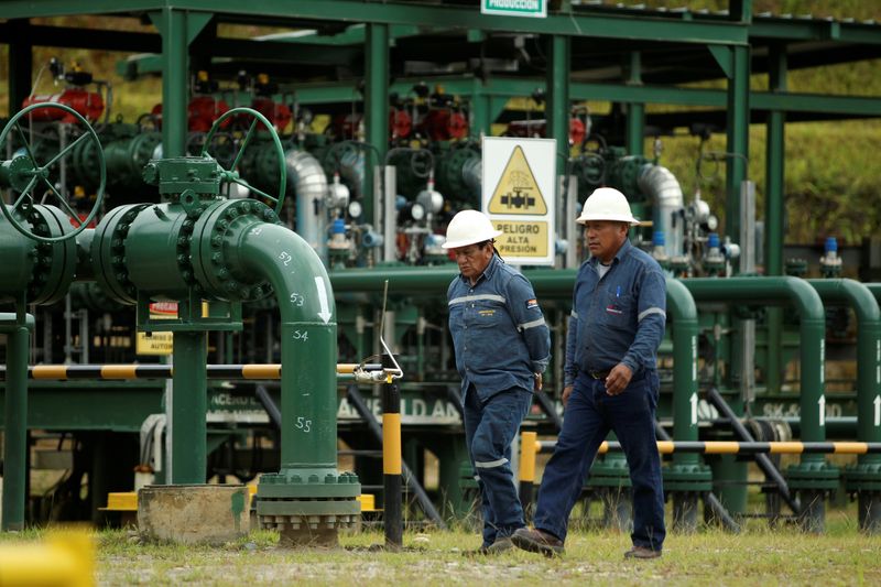 &copy; Reuters. FOTO DE ARCHIVO: Técnicos caminan en un campo petrolero de la estatal ecuatoriana Petroamazonas, en Yasuní, Ecuador. 20 de octubre, 2017. REUTERS/Daniel Tapia/Archivo